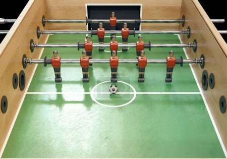 Téléchargez les photos : Une face d'un baby-foot vintage ou d'une table de baby-foot avec des figurines en métal usé stylisées en kit ressemblant à l "équipe nationale belge - rendu 3D - en image libre de droit