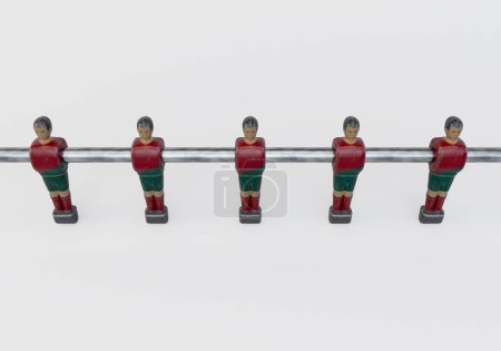 Téléchargez les photos : Une seule ligne de figurines usées d'un baby-foot vintage ou d'une table de baby-foot de style kit ressemblant à l "équipe nationale portugaise - rendu 3D - en image libre de droit