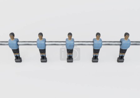 Téléchargez les photos : Une seule ligne de figurines usées d'un baby-foot vintage ou d'une table de baby-foot de style kit ressemblant à l'équipe nationale d'Uruguay - rendu 3D - en image libre de droit