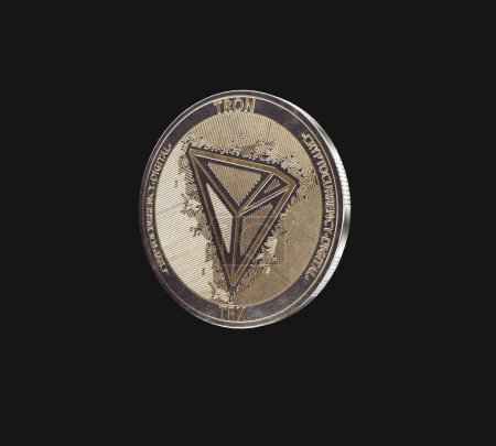 Téléchargez les photos : Une crypto-monnaie physique Tron faiblement éclairée sous forme de pièce de bronze et d'argent sur un fond sombre de studio rendu 3D - en image libre de droit