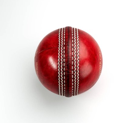 Téléchargez les photos : Un ballon de cricket rouge régulier avec coutures blanches et marque d'or générique sur un fond isolé - rendu 3D - en image libre de droit