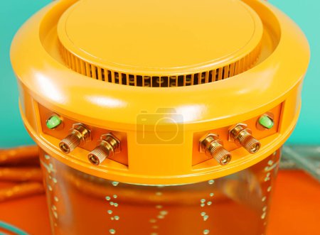 Téléchargez les photos : Une machine à tubes à essai cryogénique de laboratoire de science de concept futuriste aux couleurs vives remplie de liquide et de bulles avec des câbles connectés et des tuyaux en caoutchouc - 3D rende - en image libre de droit