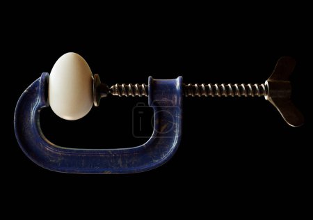 Una imagen conceptual de una pinza G de estilo vintage azul desgastado sosteniendo un huevo de gallina regular sobre un fondo de estudio negro aislado - 3D render