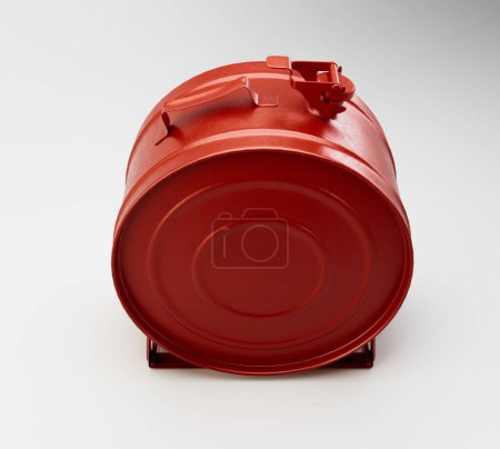 Un contenedor de combustible de metal antiguo vintage rojo en forma redonda sobre un fondo blanco aislado: renderizado en 3D