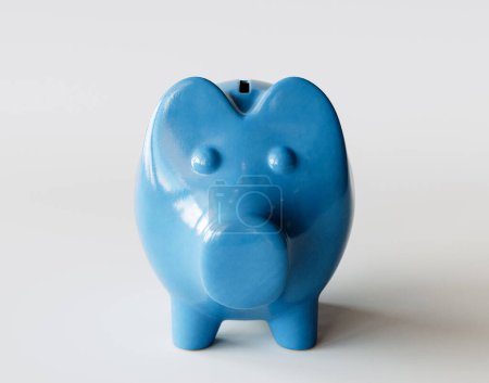 Ein keramisches blaues Sparschwein auf isoliertem Studiohintergrund - 3D-Render