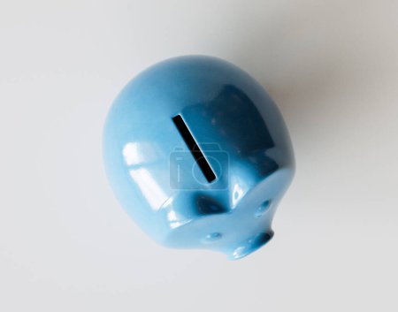 Una alcancía azul cerámica sobre un fondo de estudio aislado - 3D render
