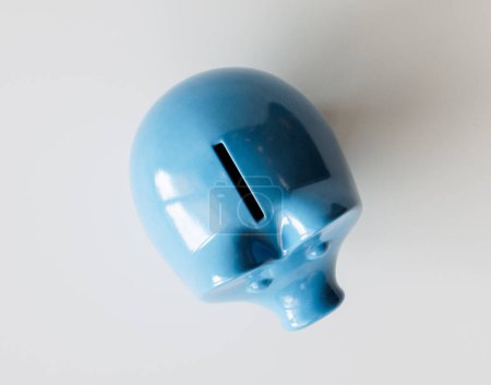 Una alcancía azul cerámica sobre un fondo de estudio aislado - 3D render