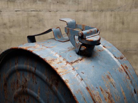 Un oxidado contenedor de combustible de metal antiguo azul vintage en forma redonda en un estante en una habitación oscura y sombría - 3D render
