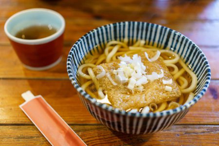 Téléchargez les photos : La nourriture nationale ramen du Japon est similaire aux nouilles que tout le monde connaît. Mélange de lignes faites de poudre de talc, d'algues et de soupe bouillie à partir d'os
. - en image libre de droit