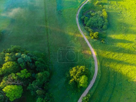 Mystischer Sonnenaufgang mit Drohne Blick auf saftig grüne Landschaft Nordeuropas