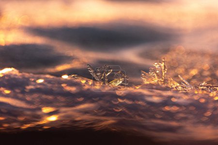 Téléchargez les photos : Hiver doré : La glace translucide se réveille au lever du soleil doré en Europe du Nord - en image libre de droit