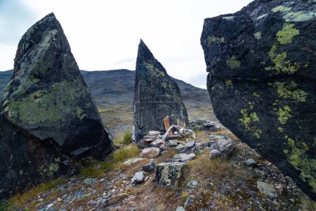 Téléchargez les photos : Grande formation rocheuse dans le parc national de Sarek, Suède. Paysage estival de l'Europe du Nord zone sauvage de montagne. - en image libre de droit