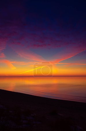 Téléchargez les photos : Un magnifique décor minimaliste d'un coucher de soleil sur la mer Baltique. Paysage de plage coloré du nord de l'Europe. - en image libre de droit