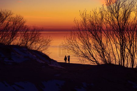 Téléchargez les photos : Un beau coucher de soleil printanier sur la mer Baltique avec un ciel coloré et une eau calme. Paysages nocturnes de l'Europe du Nord. - en image libre de droit