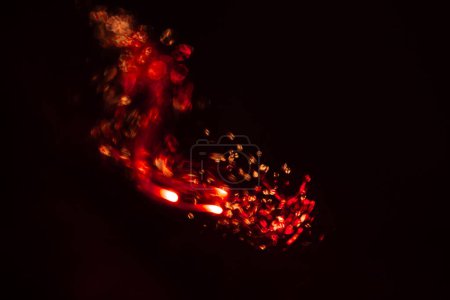 Téléchargez les photos : Une image artistique des feux d'artifice du Nouvel An dans le ciel étoilé. Longue exposition, bokeh, abstention. Image colorée et abstraite de la célébration. - en image libre de droit