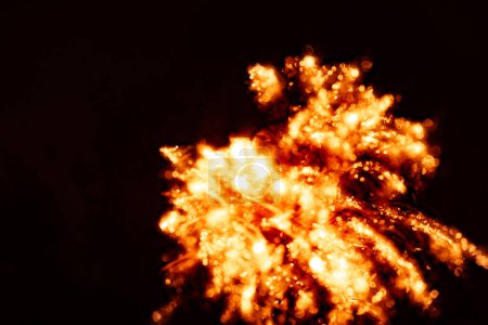 Téléchargez les photos : Une image artistique des feux d'artifice du Nouvel An dans le ciel étoilé. Longue exposition, bokeh, abstention. Image colorée et abstraite de la célébration. - en image libre de droit
