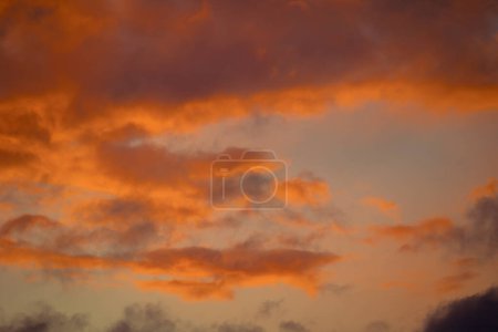 Téléchargez les photos : Un beau ciel matinal au lever du soleil en Lettonie, en Europe. Paysages d'été de l'Europe du Nord. - en image libre de droit