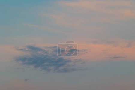 Téléchargez les photos : Un beau ciel matinal au lever du soleil en Lettonie, en Europe. Paysages d'été de l'Europe du Nord. - en image libre de droit