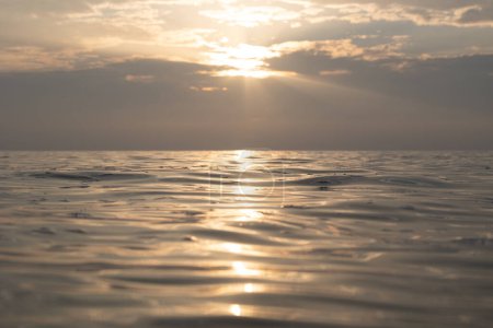 Téléchargez les photos : Une surface d'eau de mer Baltique très calme avec des reflets du soleil. Beaux paysages d'été de l'Europe du Nord. - en image libre de droit
