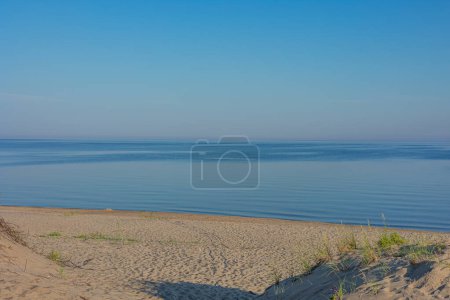 Eine wunderschöne Strandlandschaft an der Ostsee in Lettland. Sommerliche Landschaft am Meer.