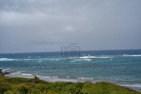 Mer orageuse le long de l'île de Sainte Croix dans les îles Vierges