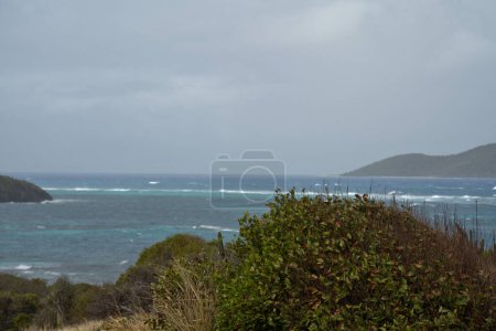 Mar tormentoso a lo largo de la isla de St Croix en las Islas Vírgenes