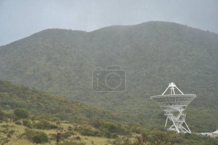 Una antena de plato gigante de 82 pies de diámetro en el extremo oriental de St. Croix en la lluvia brumosa