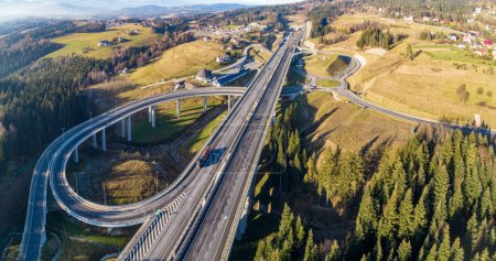 Polonia. Autopista de Zakopianka con túnel recién abierto en noviembre de 2022. Cruce de espaguetis multinivel con círculos de tráfico, viaductos, carreteras de deslizamiento y tráfico cerca de Skomielna Biala. Panorama aéreo