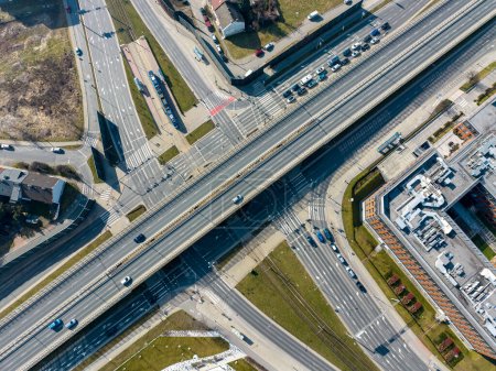 Foto de Autopista de la ciudad cruce de varios niveles en Cracovia, Polonia. Tranvía y tranvía en una parada de tranvía, coches, cruces de cebra, vista aérea desde arriba - Imagen libre de derechos
