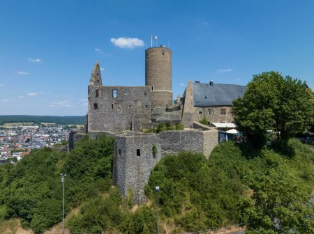 Foto de Ruinas del castillo medieval de Gleiberg en Hesse, Alemania, situado en la cima de una montaña volcánica. Vista aérea en verano - Imagen libre de derechos