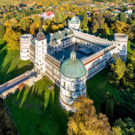 Téléchargez les photos : Château Renaissance et parc à Krasiczyn près de Przemysl, Pologne. Vue aérienne en automne au coucher du soleil - en image libre de droit