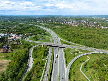 Cracovia, Polonia. Autopista de varios niveles de espaguetis cruce en A4 autopista internacional de tres carriles, la parte de la autopista alrededor de Cracovia con la carretera local. Vista aérea en primavera