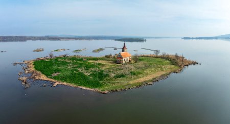 Insel Musov in Südmähren, Tschechische Republik, mit der mittelalterlichen gotischen Kirche des Heiligen Linhart (Leonard), die heute verlassen ist, nachdem das Dorf in den achtziger Jahren vom Stausee Nowe Mlyny (Neue Mühlen) überflutet wurde