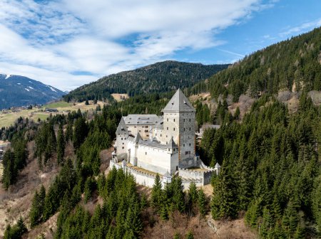 Das mittelalterliche Schloss Moosham in Unternberg am Lungau in Österreich im Salzburger Land. Gebaut im 13. Jahrhundert. Eine steinerne Festung mit einem Turm auf einem hohen Hügel, umgeben von bewaldeten Bergen