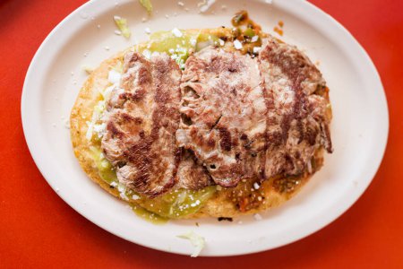 Téléchargez les photos : Huaraches fraîchement préparées servies dans un restaurant local près de Teotihuacan. Cuisine mexicaine traditionnelle à base d'ingrédients frais. - en image libre de droit