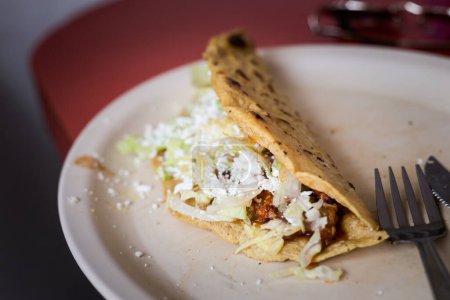 Frisch zubereitete Huaraches werden in einem lokalen Restaurant in der Nähe von Teotihuacan serviert. Traditionelle mexikanische Küche aus frischen Zutaten.