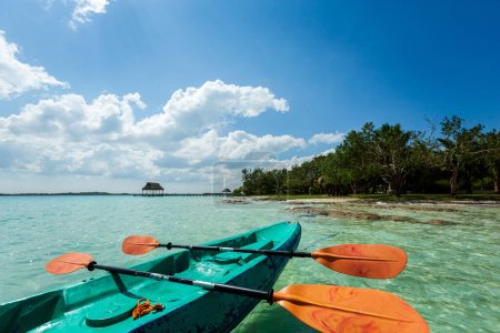 Téléchargez les photos : Beau paysage jetée en bois à Laguna Bacalar au Mexique pendant le voyage en kayak. - en image libre de droit