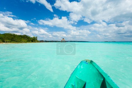 Hermosa foto de paisaje tomada en Laguna Bacalar en México durante el viaje en kayak.