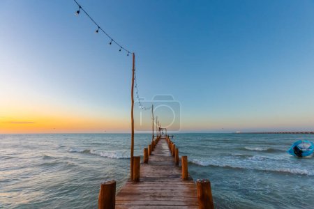Foto de Hermosa playa de Progreso en México al atardecer. Romántico muelle de madera con sol dorado - Imagen libre de derechos