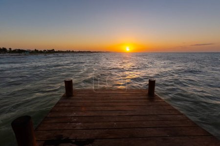 Foto de Hermosa playa de Progreso en México al atardecer. Romántico muelle de madera con sol dorado - Imagen libre de derechos