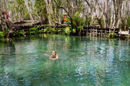 Foto de Bastante joven turista caucásica nadando en la Reserva Ecológica El Corchito, Progreso, México durante el día soleado. Concepto ecológico. - Imagen libre de derechos