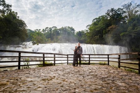 Téléchargez les photos : Beau couple de jeunes touristes dans le parc des cascades d'Agua Azul à Palenque, Mexique. Photo paysage vif. - en image libre de droit