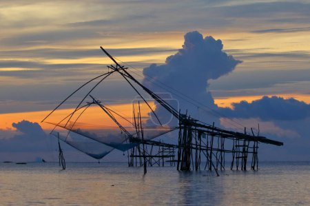 Hermoso cielo y redes de inmersión de pesca en Pakpra en Phatthalung, Tailandia.