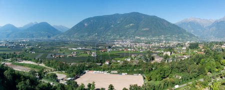 Foto de Merano, Italia - 11 de agosto de 2023: Vista del jardín de los amantes en Trauttmansdorff Gardens en Merano-Sud Tyrol - Italia - Imagen libre de derechos