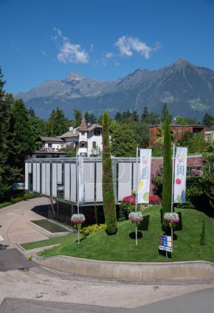 Téléchargez les photos : Merano, Italie, Italie - 11 août 2023 : Vue de l'entrée des Jardins Trauttmansdorff à Merano-Sud Tyrol - Italie - en image libre de droit