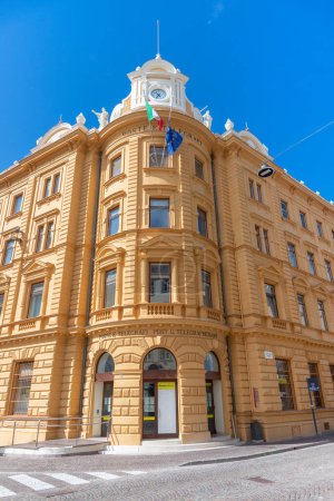 Téléchargez les photos : Bolzano, Italie - 10 août 2023 : immeuble de bureaux de poste construit en 1889 - en image libre de droit
