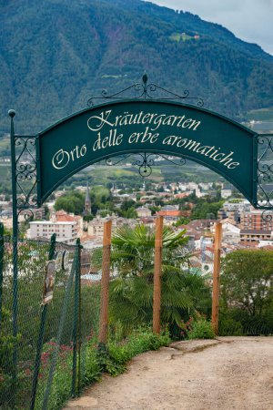 Téléchargez les photos : Merano, Italie - 9 août 2023 : panneau indiquant le jardin aux herbes le long de la promenade Tappeiner - en image libre de droit