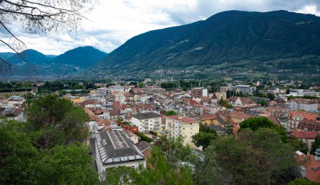 Téléchargez les photos : Merano, Italie - 9 août 2023 : vue aérienne panoramique de la ville de Merano - en image libre de droit