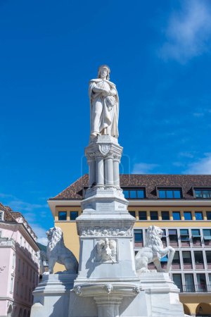 Téléchargez les photos : Bolzano, Italie - 10 août 2023 : Statue de Walther von der Vogelweide sur la place qui lui est dédiée Bolzano, Tyrol du Sud, Italie - en image libre de droit