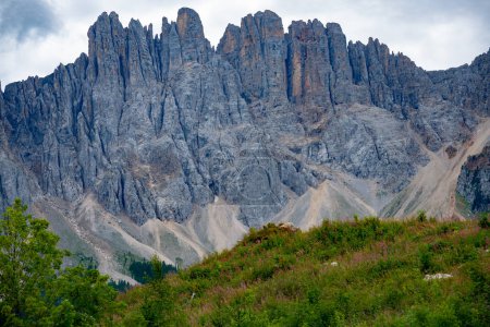 Foto de Vista de las montañas de dolomitas en el Tirol del Sur en el paisaje de verano - Imagen libre de derechos